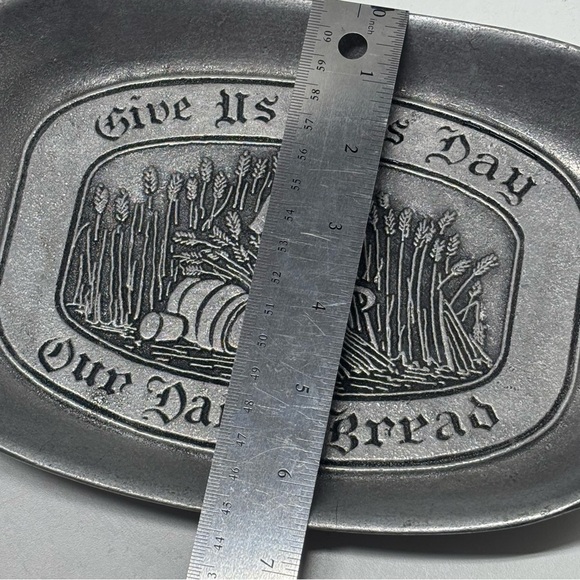 Vintage pewter Wilton Armetale serving tray “give us this day our daily bread” - Picture 7 of 7